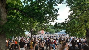 Suuri väkijoukko festivaalikävijöitä Ruisrockissa kesällä.
