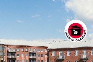 Kuva taivaasta ja Kakolanmäen rakennusten katoista, Turun ruokaviikkojen logo.