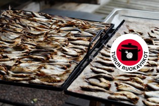 Kuvassa paistettuja kaloja sekä Turun ruokaviikkojen logo.