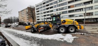 Kuvassa luminen Turku ja suuri keltainen tiekarhu