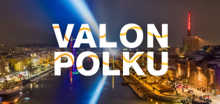 Aurajoella pimeässä näkyvia valoteoksia ja teksti Valon polku